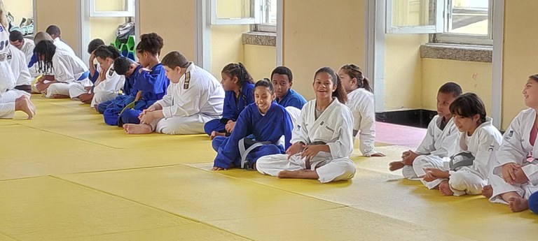 Atletas e alunos do judô 2022 na outorga de faixa