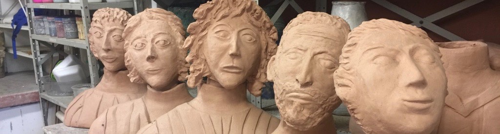 Série de bustos esculpidos em argila enfileirados