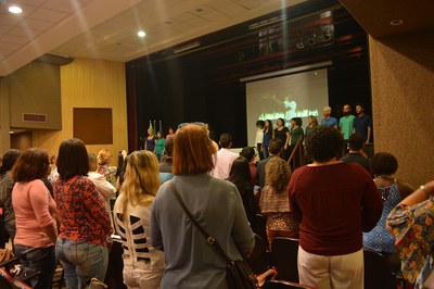 Público de pé no teatro do IBC participa de evento Conectando Conhecimentos