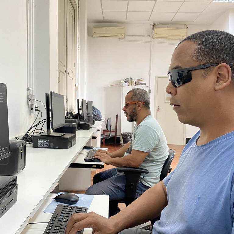 Alunos cegos usando computador