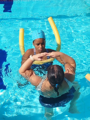 Foto de aula na piscina