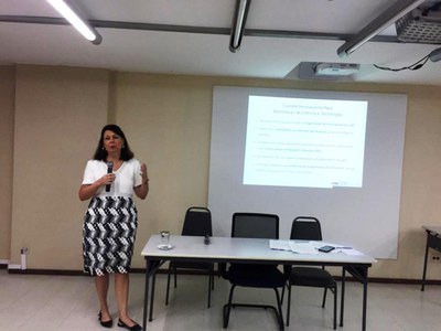 Lillian Alvares divulga o mapa de bibliotecas de ciência e tecnologia no Brasil