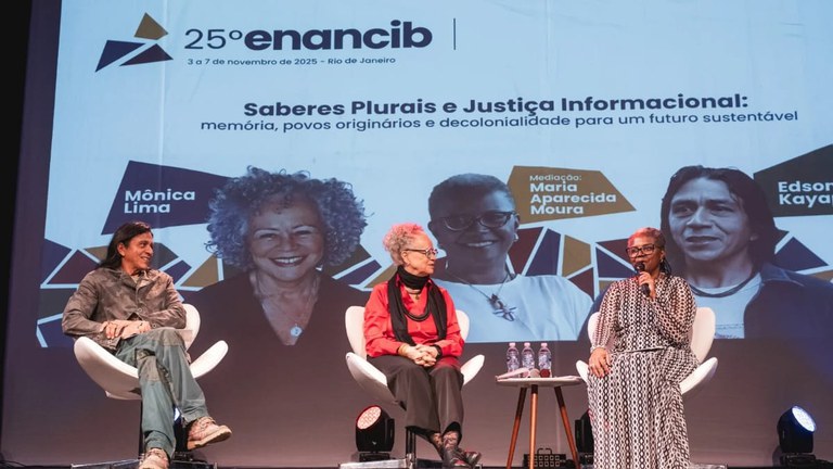 A conferência de abertura também contou com a presença de Edson Kayapó, Mônica Lima e Maria Aparecida Moura, que compartilharam reflexões sobre conhecimento, diversidade e decolonialidade.