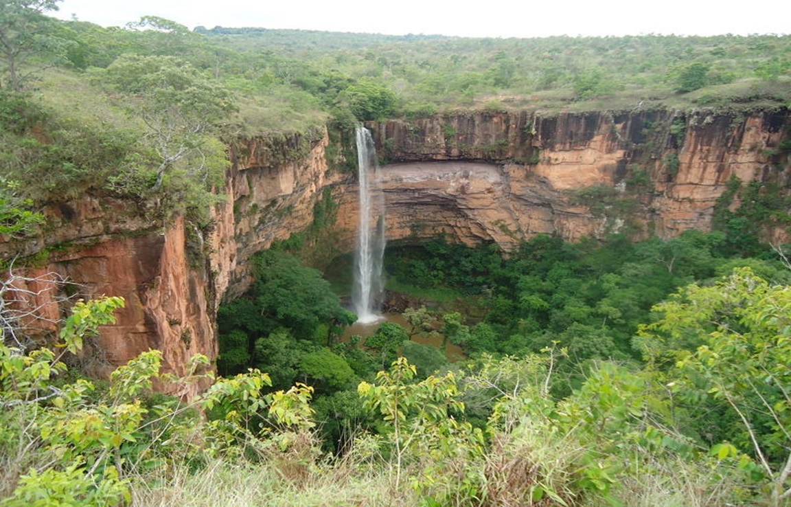 Cachoeira-Véu-de-Noiva-o-cartão-postal-do-Parque-Nacional-da-Chapada-dos-Guimarães-Foto-Geovane-Brandão-Wikiparques.jpg