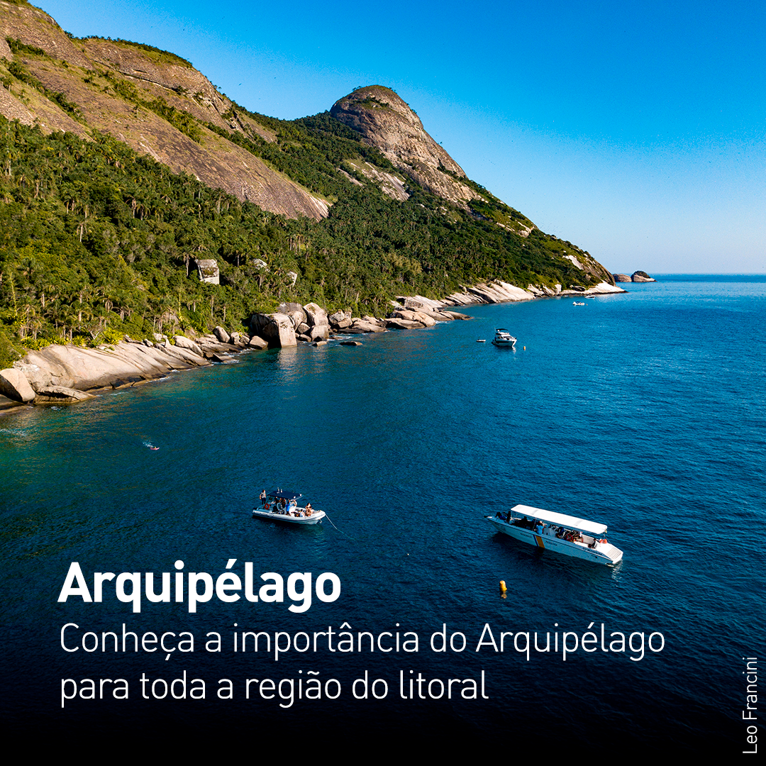 Imagem de dois barcos fazendo visitação no Arquipélago de Alcatrazes