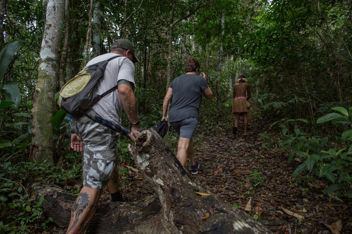 Pataxós Indians guide tourists on a trail in the national park of Monte Pascoal. The Pataxós are a Brazilian indigenous people, live mostly in the Barra Velha Indigenous Land of Monte Pascoal, south of the municipality of Porto Seguro. Monte Pascoal National Park (Portuguese: Parque Nacional e Histórico do Monte Pascoal) is a national park in the state of Bahia, Brazil. The park is classified as IUCN protected area category II (national park). It has the objectives of preserving natural ecosystems of great ecological relevance and scenic beauty, enabling scientific research, environmental education, outdoors recreation and eco-tourism. Photo: Flavio Forner / Conservation International