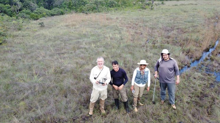 Equipe do CBC e colaboradores que pesquisam campos de murundus.