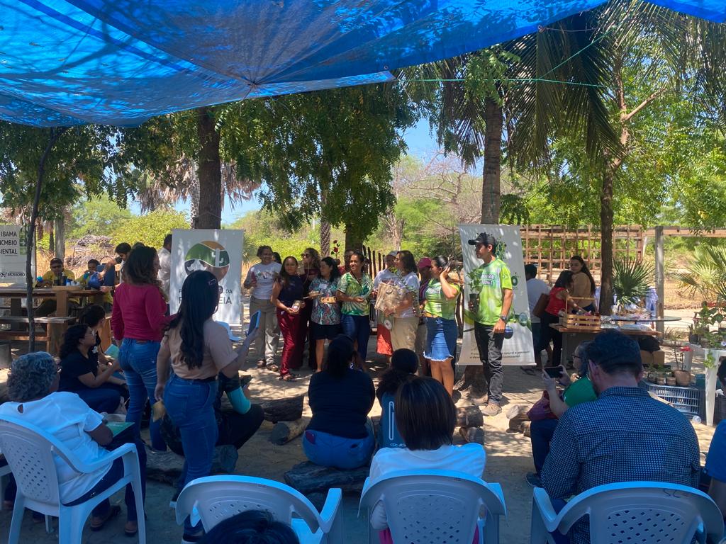 Lançamento do Catálogo de Produtos e Serviços do Turismo de Base Comunitária (TBC). Lúcia Guaraldo com as Prendas