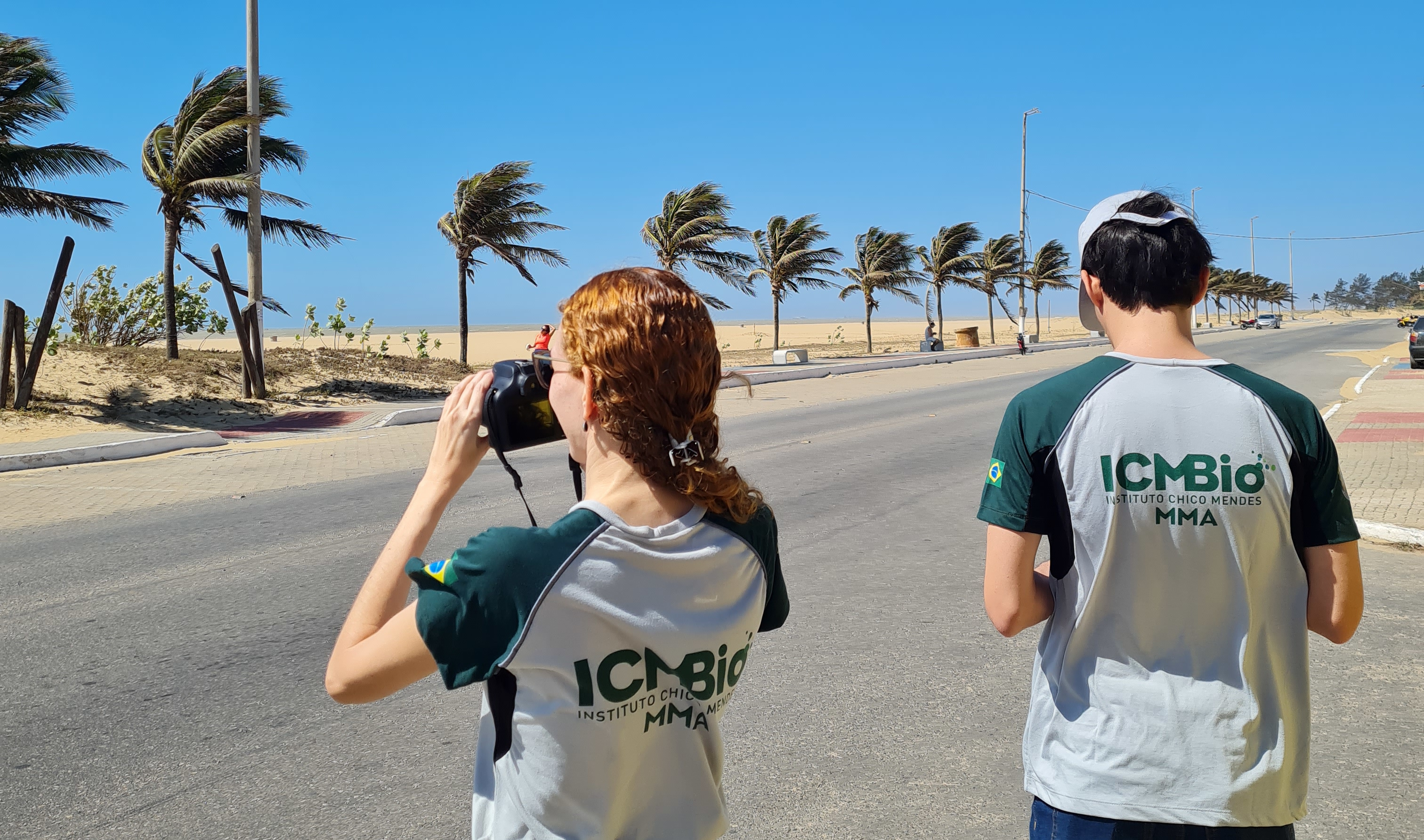 Vistoria na orla de São João da Barra-RJ realizada pela analista ambiental Gabriella T Pizetta e técnico ambiental Evandro Arruda de Martini (Centro TAMAR/ICMBio)