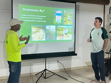 Seu Vevé apresentando o Projeto Maré