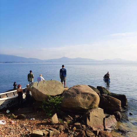 Técnico ambiental do TAMAR ICMBio João Camargo em campo para captura de tartarugas verdes na Baia da Babitonga-SC