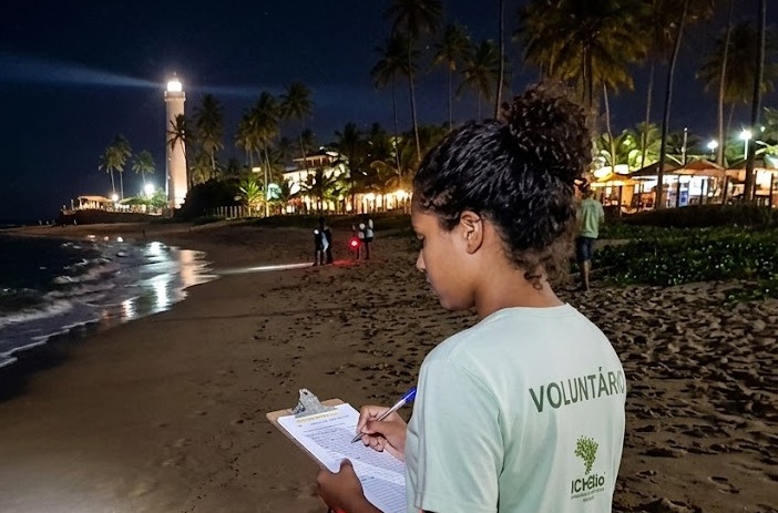 Foto ilustrativa de trabalho de voluntários em vistorias para ver poluição luminosa na orla da BA