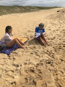 Questionário sendo aplicado aos usuários das praias de Guriri, São Mateus-ES.