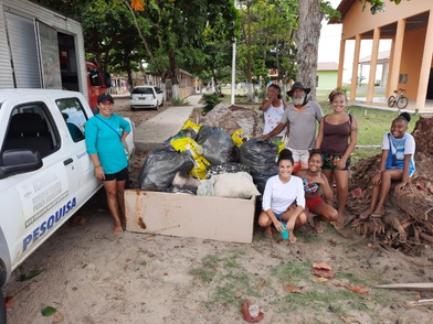 Comunitários participam de ações de limpeza de praia em Caravelas-BA.