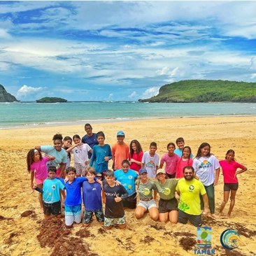 Turma de alunos após atividade na praia do Sueste, em Fernando de Noronha-PE.