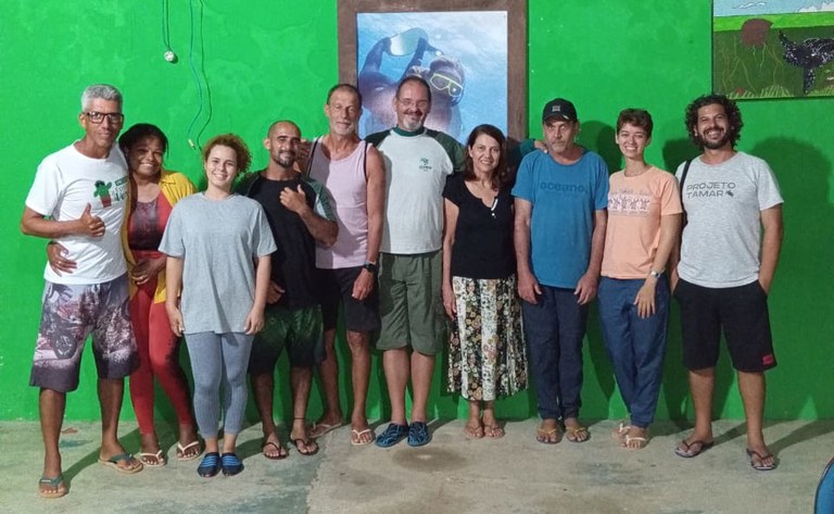 Equipe do Centro TAMAR/ICMBio com representantes da sociedade civil organizada e de instituições públicas em capacitação.