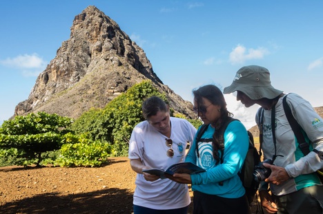 Comandante da Marinha, pesquisadora Márcia Gonçalves, da UFRJ - Museu Nacional e a analista Ambiental do Centro Tamar Andreia Quandt no lançamento da trilha da Cratera.