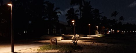 Modelo de iluminação da orla voltado para o continente e para o solo, mantendo o escuro da noite.