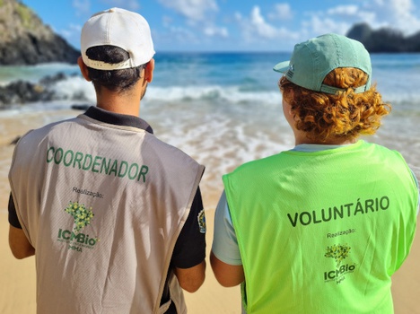 ATA do Centro TAMAR ICMBio em Fernando de Noronha-PE Renan Louzada e voluntário Danilo Afonso.