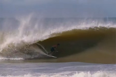 Regência Augusta, em Linhares-ES, é conhecida pelas ondas que atraem surfistas profissionais.