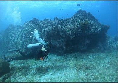 Érica Araújo veterinária e jornalista científica em mergulho com cilindro em Martin Vaz e Monte Colúmbia.