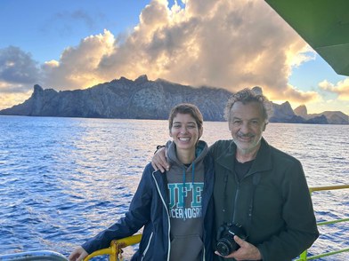Lorena e Joca Thomé (coordenador do Centro TAMAR ICMBio) embarcados na Expedição às Ilhas de Martin Vaz e Monte Colúmbia.