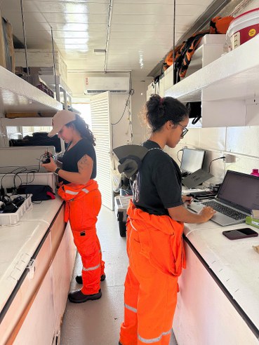 Pesquisadoras fazendo os ajustes finais para o lançamento de BRUV.