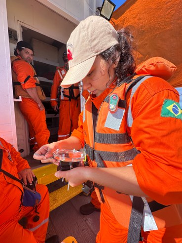 Priscila ligando a câmera, parte do BRUV, para o registro da biodiversidade marinha.