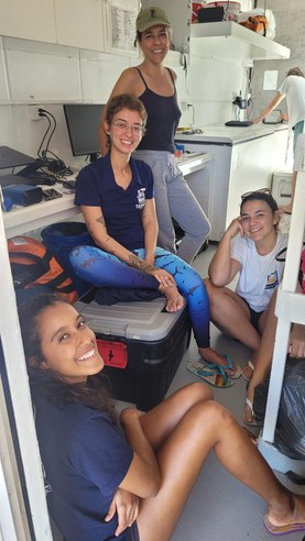 Pesquisadoras em pausa para descanso, embarcadas.