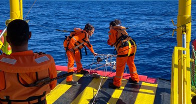 Pesquisadoras Júlia e Priscila durante lançamento de BRUV para filmagem subaquática que registrou a biodiversidade marinha em Martin Vaz e Monte Colúmbia.
