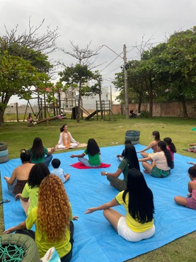 Aula de Yoga promovida na Base Avançada do Centro TAMAR/ICMBio em Guriri-ES.
