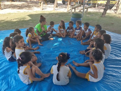 Voluntária e crianças na Base Avançada do Centro TAMAR/ICMBio em Guriri-ES.