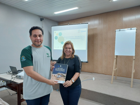 Erik em ações de divulgação do Guia de Licenciamento - Tartarugas  Marinhas, 2ª Edição.