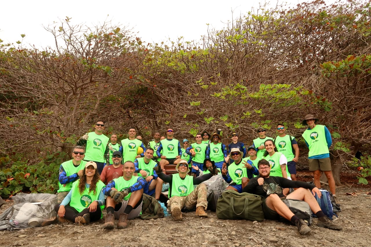 Equipe de voluntários na Ilha de Trindade (ES). (FOTO: Maria Eduarda Thomé)