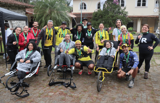 Participantes da Corrida Caminhos Acessíveis, no Parque Nacional do Itatiaia (RJ), celebram o direito de todas as pessoas de vivenciar a natureza. Foto: Acervo ICMBio