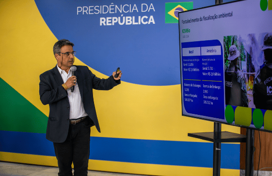 O Secretário Extraordinário de Controle dos Desmatamentos e Ordenamento Ambiental Territorial do Ministério do Meio Ambiente, André Lima, apresentou os dados da fiscalização ambiental.  Crédito: Bella_Montie