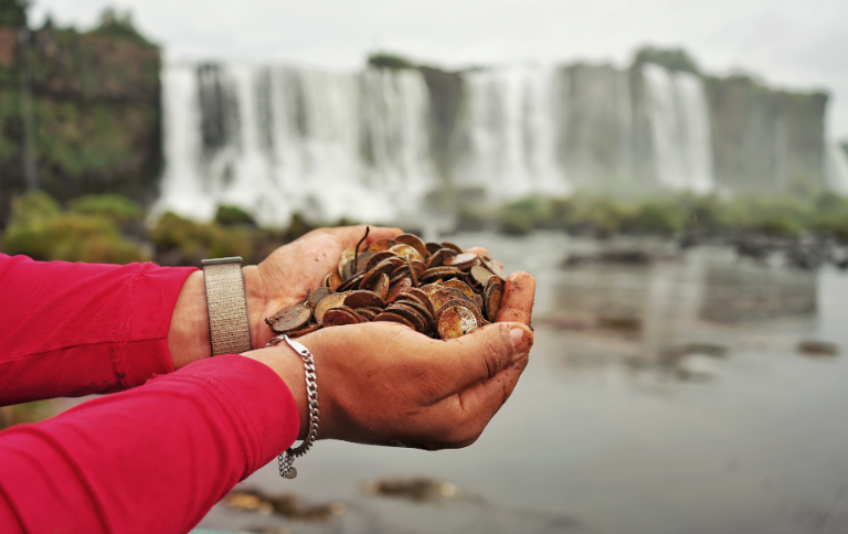 Prática aparentemente inofensiva pode causar contaminação da água, degradação de micro-habitats e riscos à fauna aquática