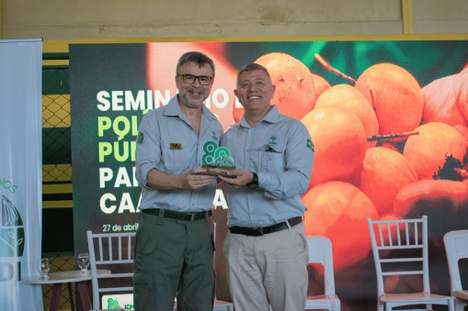 Chefe da Flona Araripe, Carlos Augusto Pinheiro, recebe o presidente do ICMBio, Mauro Pires, durante o Seminário de Políticas Públicas para a Caatinga – Foto: Acervo NGI Araripe