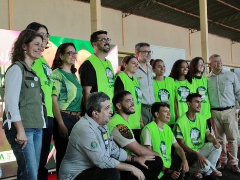 Mauro Pires, presidente do ICMBio, com voluntários do Instituto que participaram das atividades comemorativas dos 80 anos da Flona - Foto: Acervo/NGI Araripe 