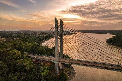 A Ponte Binacional Franco-Brasileira atravessa o rio Oiapoque, ligando as cidades de Oiapoque, Brasil, e São Jorge do Oiapoque, na Guiana Francesa -  Foto: Divulgação/Fecomércio Amapá 