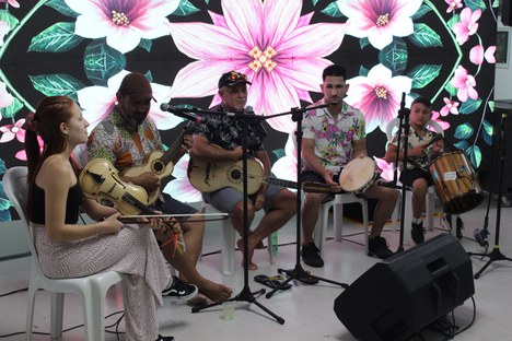 Apresentação do fandango caiçara pelo coletivo Manema celebrou a cultura tradicional e integrou participantes durante o Seminário Final. Foto: Mariana Oliveira/ICMBio