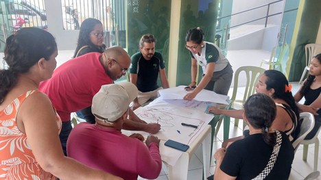Comunidades constroem cartazes em ação educativa do projeto Pesca Legal. Foto: Divulgação/NGI São Luís