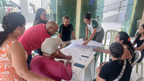 Comunidades constroem cartazes em ação educativa do projeto Pesca Legal. Foto: Divulgação/NGI São Luís
