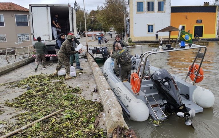 Equipes distribuem água, alimentos e resgatam vidas em regiões afetadas pelas enchentes no Rio Grande do Sul