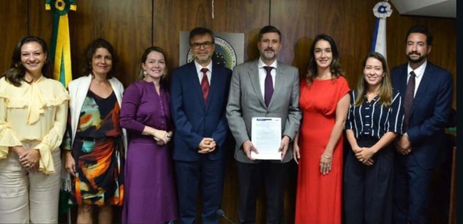O presidente do Instituto, junto a demais representações, esteve presente na assinatura - Foto: Divulgação