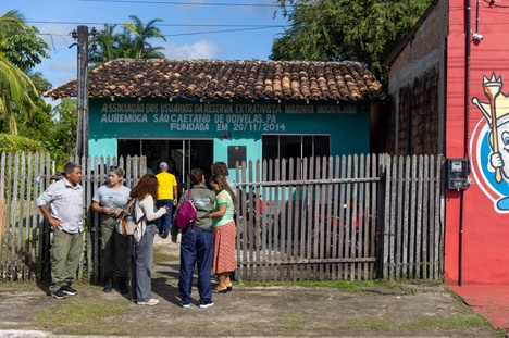 Representantes do ICMBio e de organizações parceiras visitam a Associação dos Usuários da Reserva Extrativista Marinha de Mocapajuba, em São Caetano de Odivelas (PA), durante agenda de mobilização do PAA nas comunidades locais - Foto: João Stangherlin/ICMBio