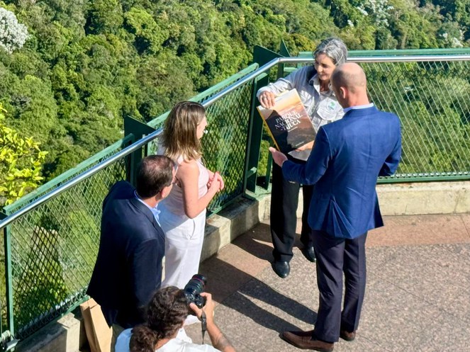 O livro entregue foi “Parque Nacional da Tijuca”, do autor Vitor Marigo - Foto: Marcus Carmo/PNT