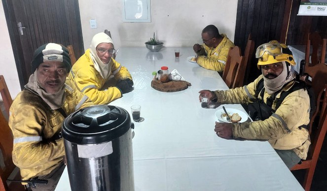 Silvino (à direita) e seus companheiros de esquadrão, de volta à base após noite em claro no interior do Parque