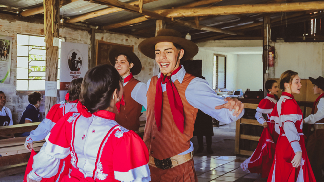 Entre natureza, trabalho e cultura, o Pampa resiste e continua sendo vivido. Na música e na dança, os Centros de Tradição Gaúcha (CTG), se destacam na manutenção da cultura. Foto: Daniel Gobbi