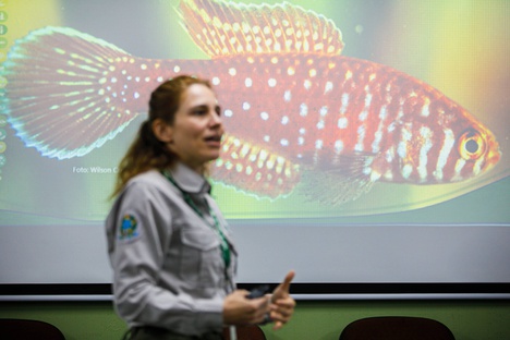Produção científica do CEPTA sendo apresentada pela coordenadora Carla Polaz - Foto: Anna Beatriz Santos/ICMBio